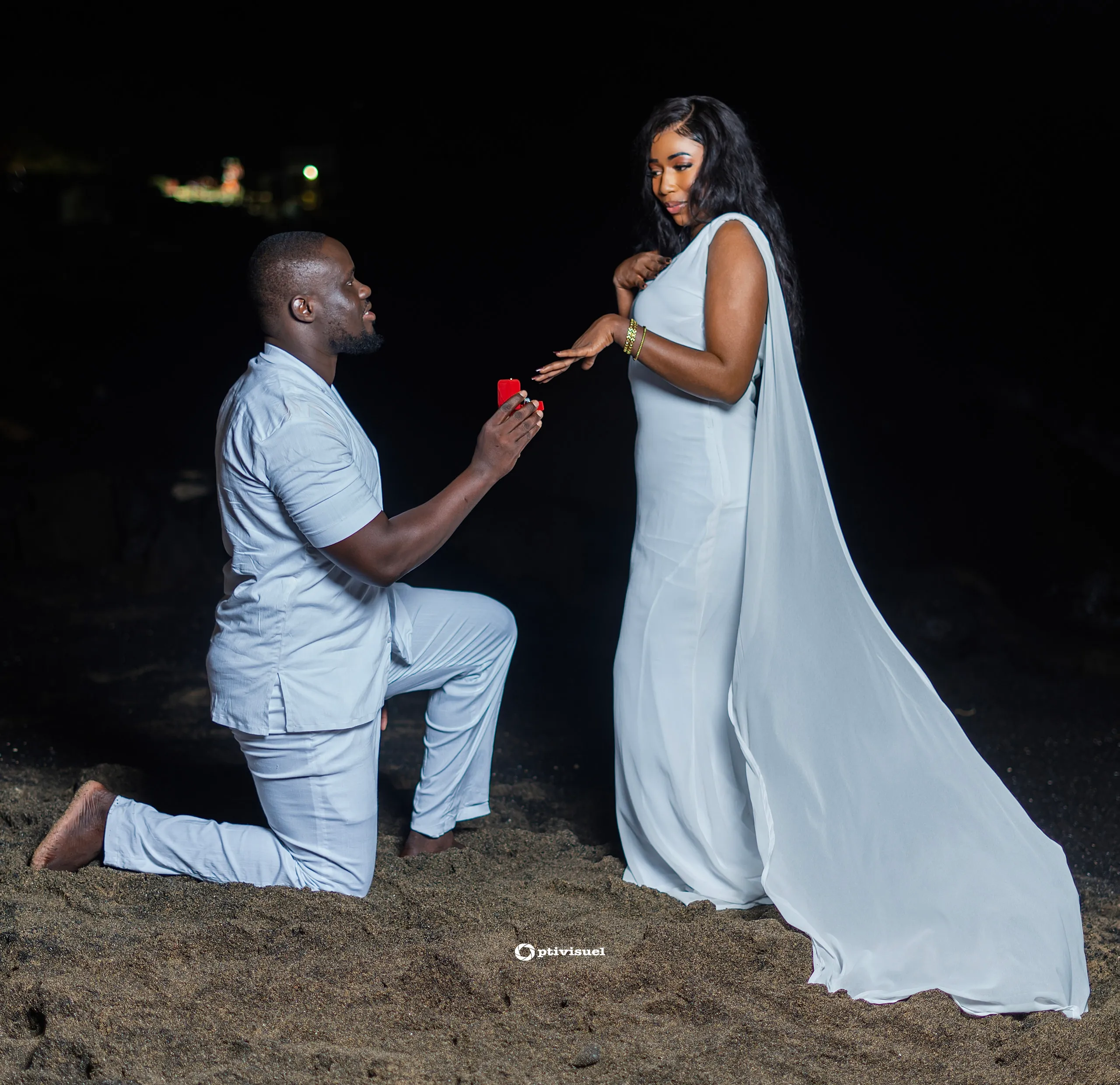 Demande en mariage sur la plage, de nuit