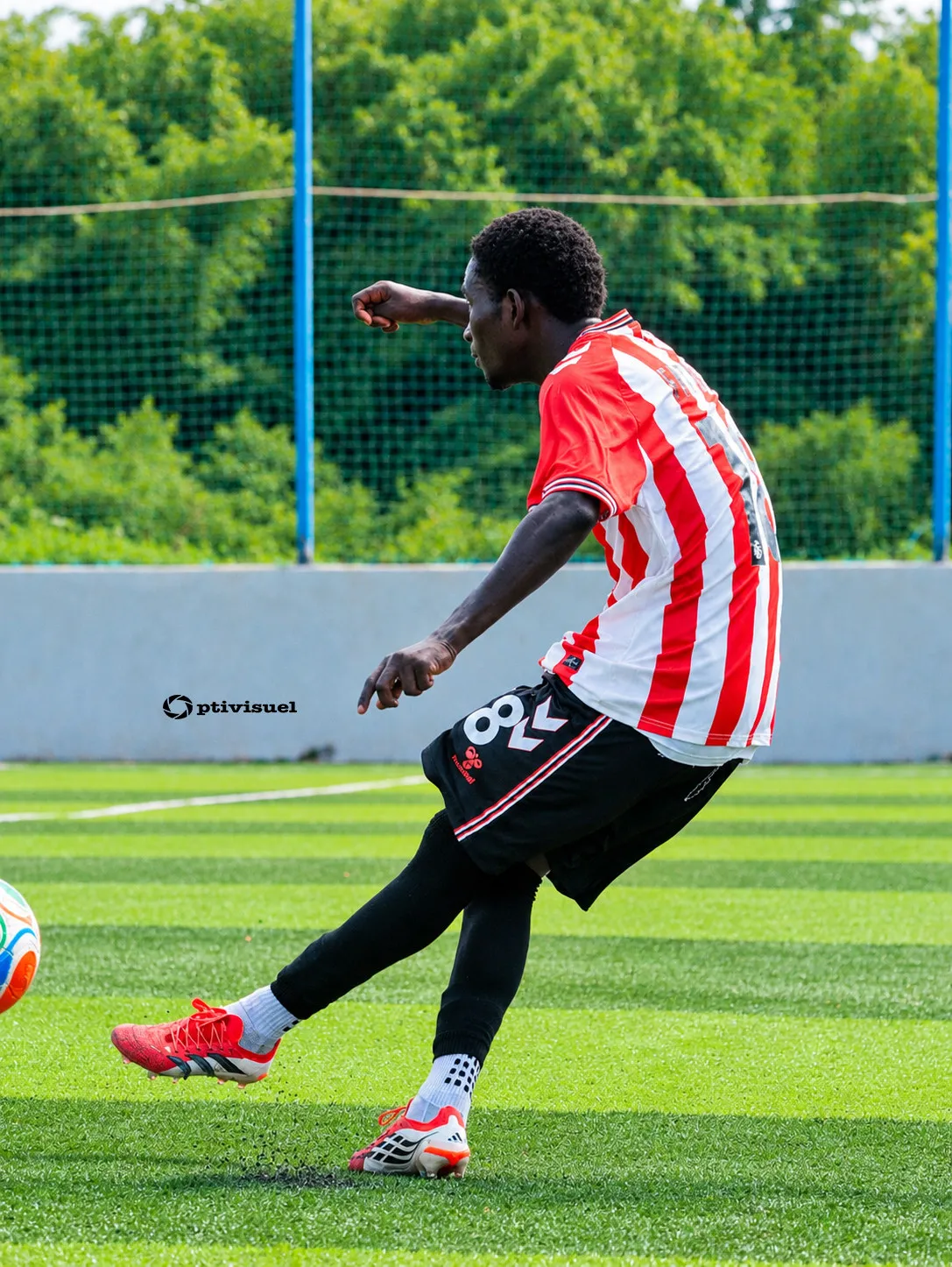 Joueur frappant le ballon
